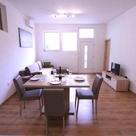 Apartman Darija โปดสตรานา ภายนอก รูปภาพ